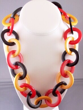 BN17 red,cream, black round link bakelite necklace